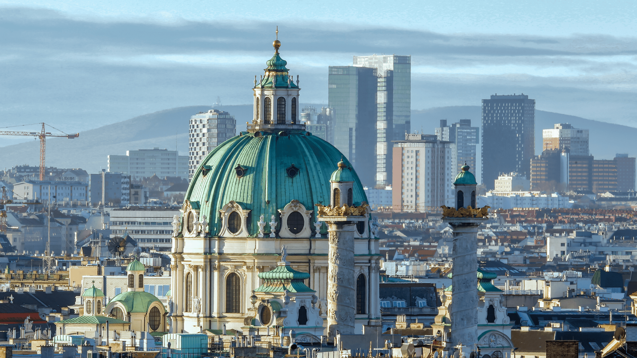 Gewerbeimmobilien Stimmungsindex für Österreich – Wien Stadtansicht mit Karlskirche und Skyline